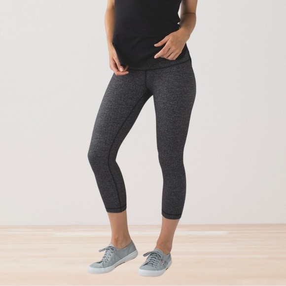 Lululemon Wunder Under Crop - Picture 1 of 6